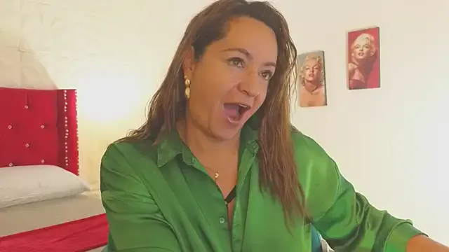 Bustyblondebabe32 – webcam model profile photo Image 3