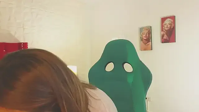 Bustyblondebabe32 – webcam model profile photo Image 6