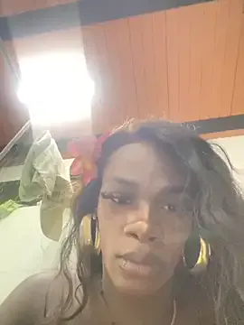 Yasminaa – webcam model profile photo Image 2