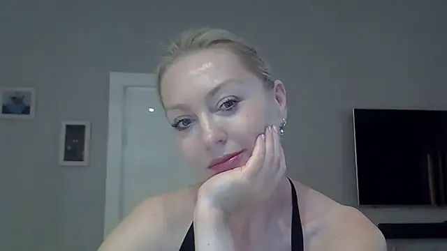 LennaVoss – webcam model profile photo Image 5