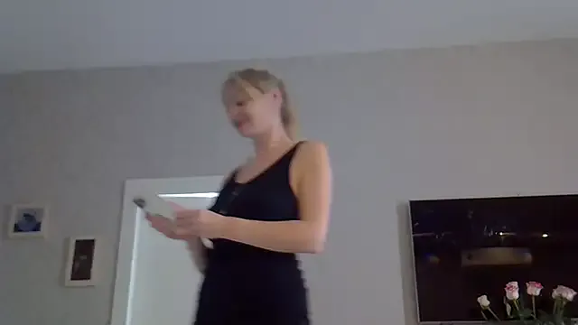 LennaVoss – webcam model profile photo Image 9