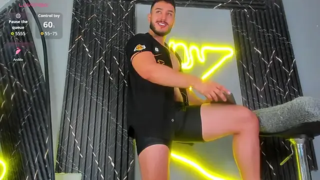 HugeTitties – webcam model profile photo Image 14