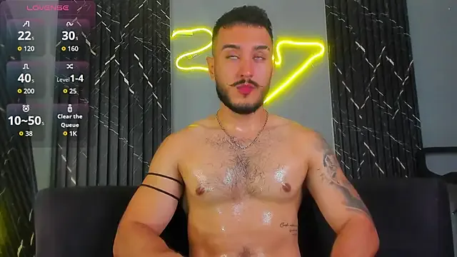 HugeTitties – webcam model profile photo Image 9